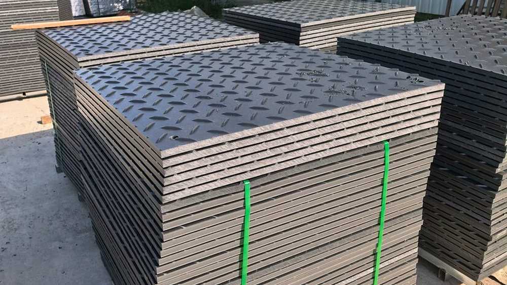 Une masse de produits à tester après la fabrication de panneaux de chaussée et la création de matériaux pour le réseau de plastique.