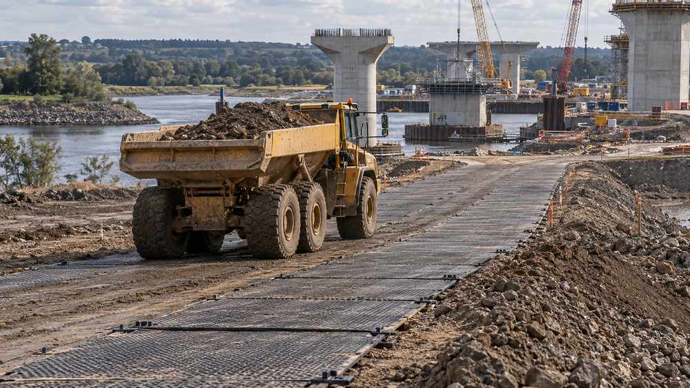 Construction de chaussées de véhicules lourds dans le secteur riverain du pont et nouveaux plans de chantier
