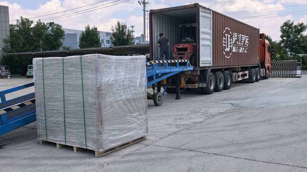 铺路板包装、车辆装运和批量交付，嘉创塑业官网实拍素材