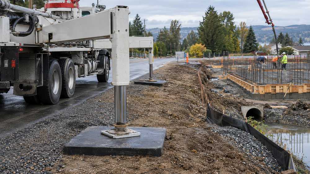 During the municipal construction, the pumped leg was supported by a polymer pad outside the base pit and a new construction site map was developed