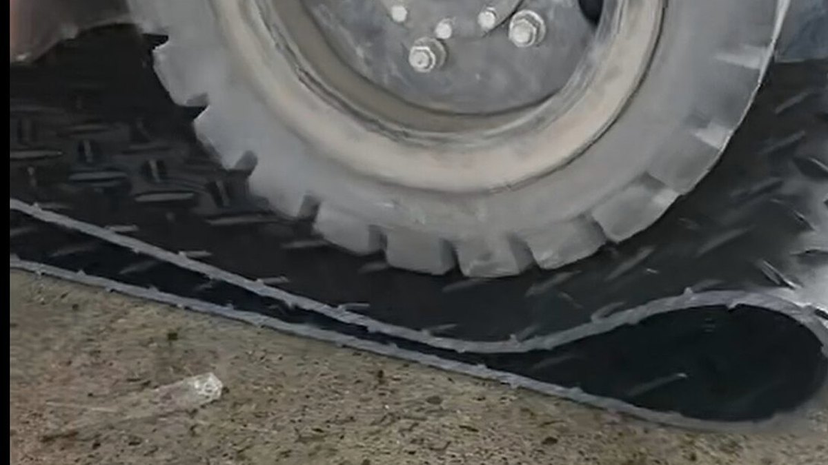 Kontakt- und Druckstatus schwerer Reifen auf der HDPE-Belagplatte.